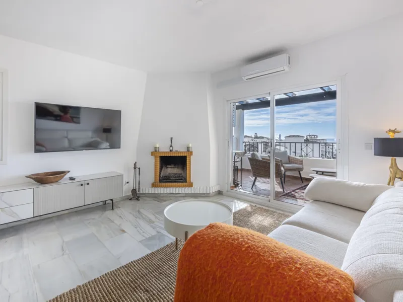 Sea views are the first thing you notice here. Open, wide, uninterrupted views across the Mediterranean from your own south-facing terrace in Sitio de Calahonda, Mijas. This modern, fully refurbished apartment offers 112 m² of built-up area and is set in 