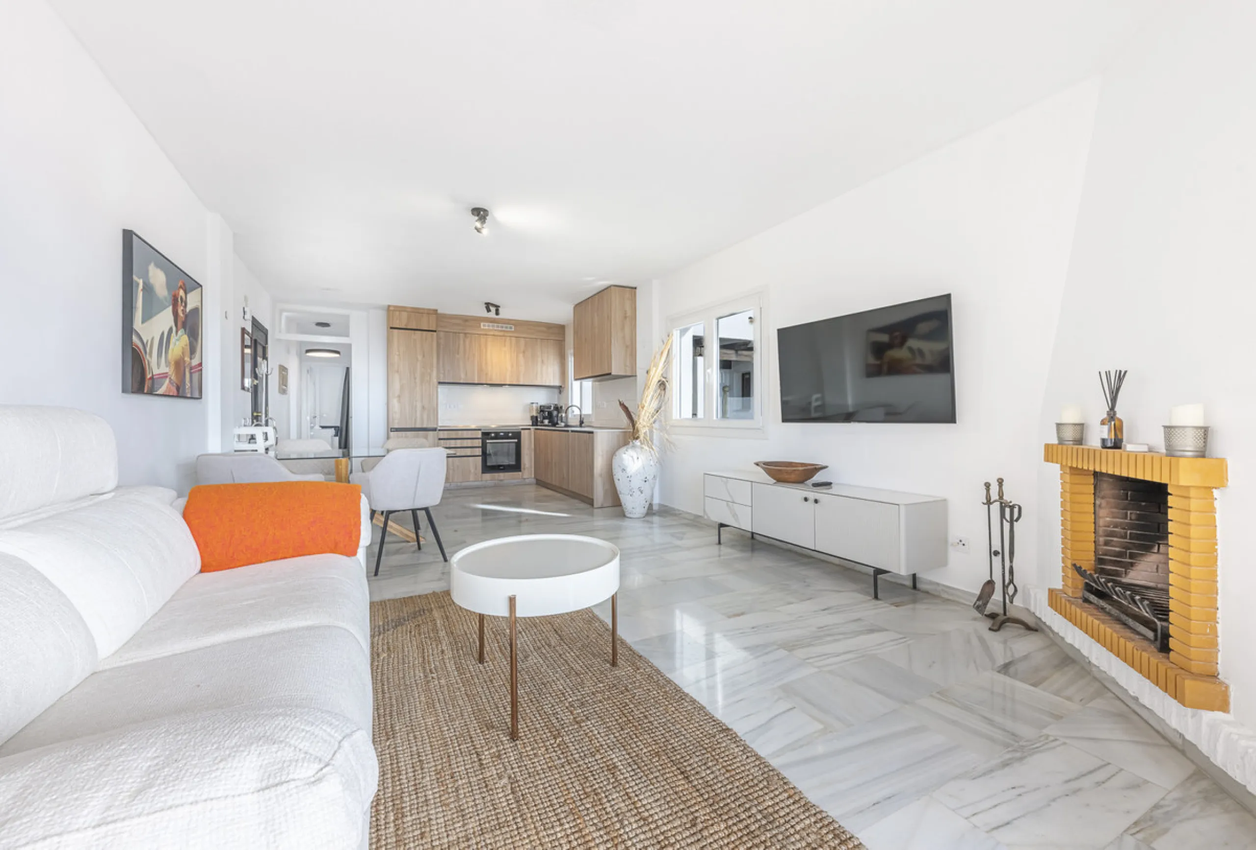 Sea views are the first thing you notice here. Open, wide, uninterrupted views across the Mediterranean from your own south-facing terrace in Sitio de Calahonda, Mijas. This modern, fully refurbished apartment offers 112 m² of built-up area and is set in 