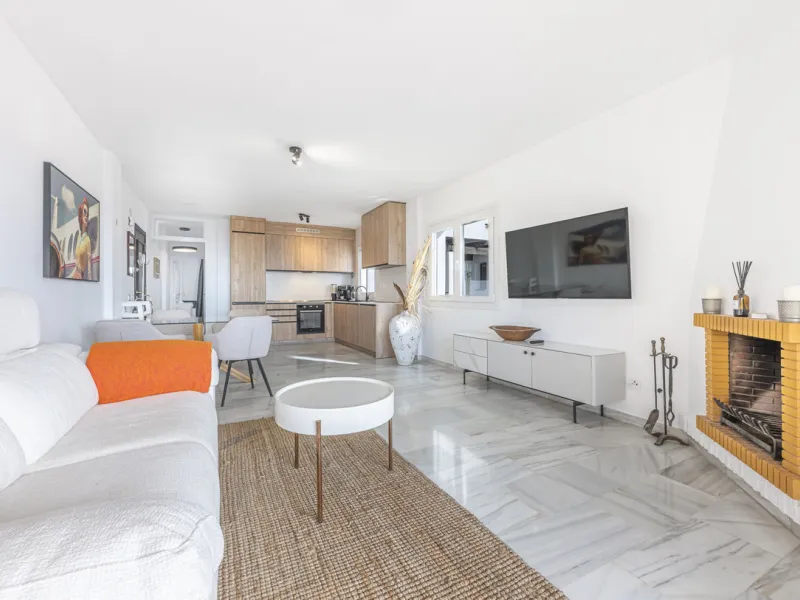 Sea views are the first thing you notice here. Open, wide, uninterrupted views across the Mediterranean from your own south-facing terrace in Sitio de Calahonda, Mijas. This modern, fully refurbished apartment offers 112 m² of built-up area and is set in 
