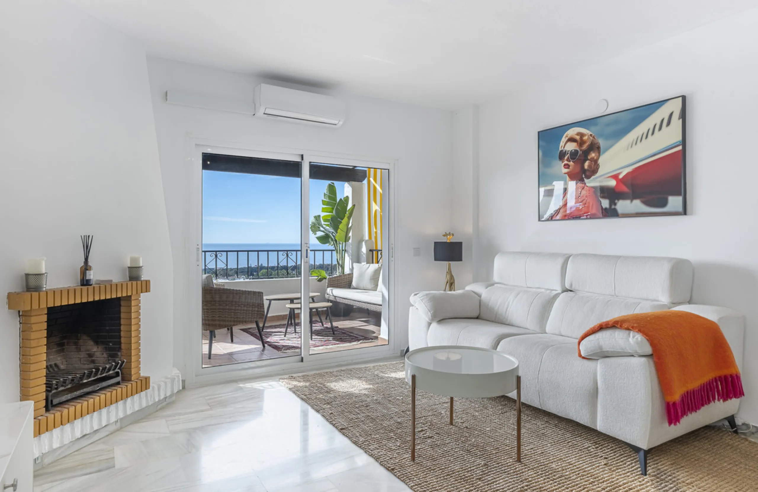 Sea views are the first thing you notice here. Open, wide, uninterrupted views across the Mediterranean from your own south-facing terrace in Sitio de Calahonda, Mijas. This modern, fully refurbished apartment offers 112 m² of built-up area and is set in 