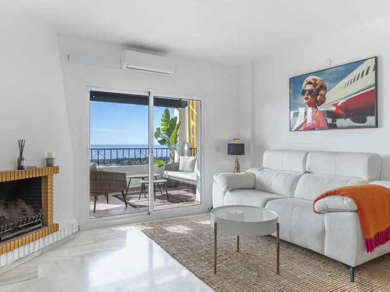 Sea views are the first thing you notice here. Open, wide, uninterrupted views across the Mediterranean from your own south-facing terrace in Sitio de Calahonda, Mijas. This modern, fully refurbished apartment offers 112 m² of built-up area and is set in 