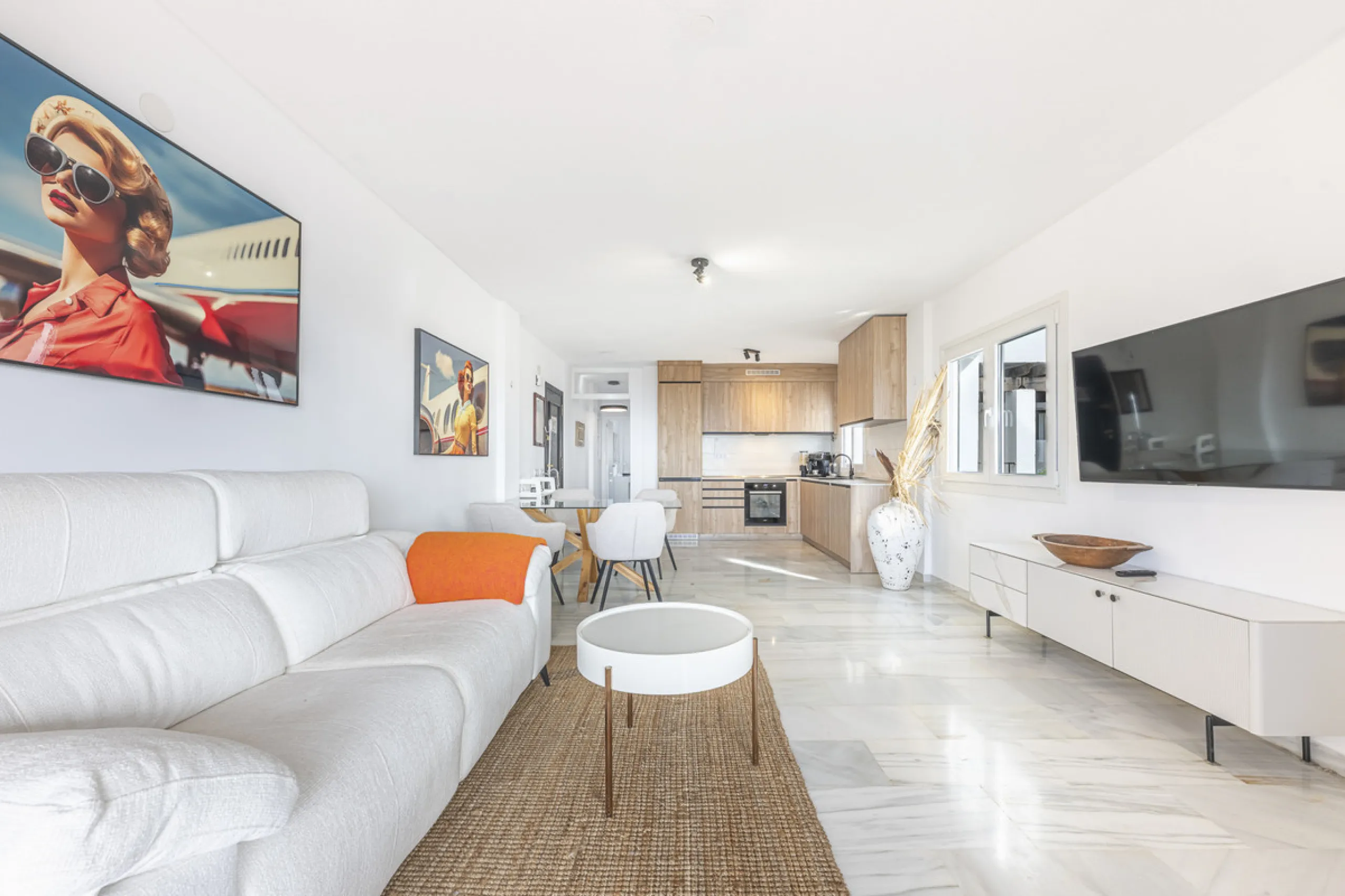 Sea views are the first thing you notice here. Open, wide, uninterrupted views across the Mediterranean from your own south-facing terrace in Sitio de Calahonda, Mijas. This modern, fully refurbished apartment offers 112 m² of built-up area and is set in 
