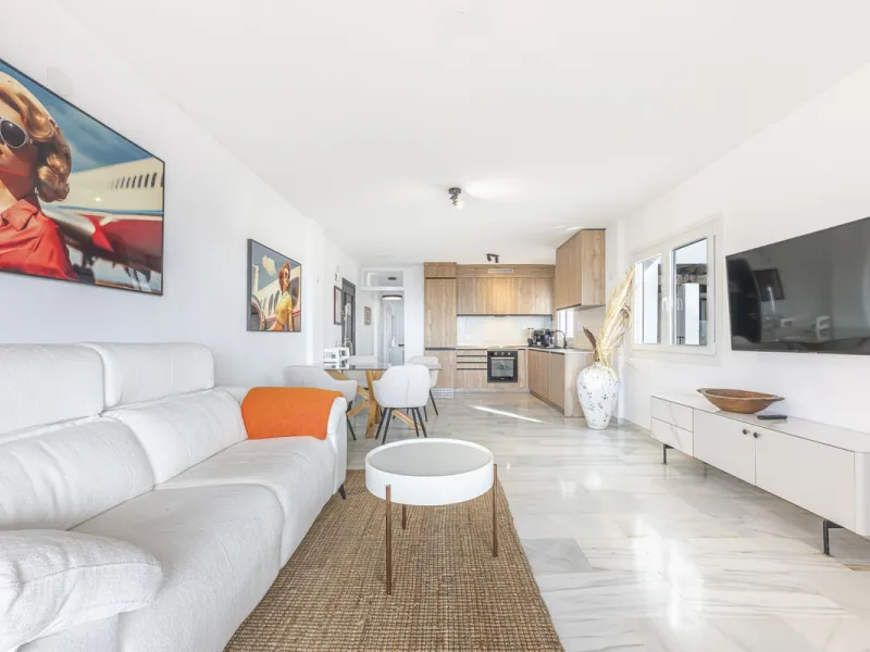 Sea views are the first thing you notice here. Open, wide, uninterrupted views across the Mediterranean from your own south-facing terrace in Sitio de Calahonda, Mijas. This modern, fully refurbished apartment offers 112 m² of built-up area and is set in 