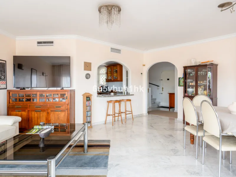 House - Townhouse в продаже в Benalmadena, Málaga. В доме 5 спален и 4 ванных комнат. Площадь дома 258 м². Площадь участка 258 м²