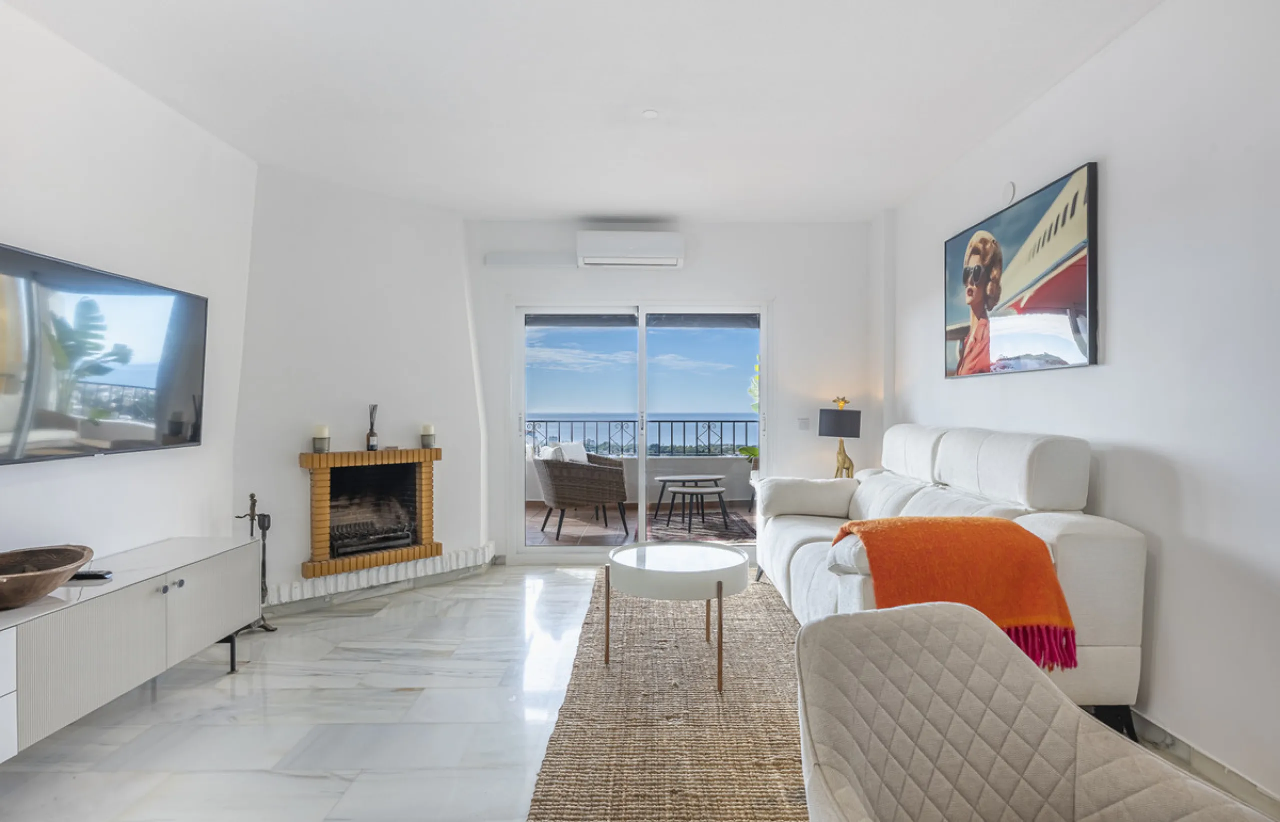 Sea views are the first thing you notice here. Open, wide, uninterrupted views across the Mediterranean from your own south-facing terrace in Sitio de Calahonda, Mijas. This modern, fully refurbished apartment offers 112 m² of built-up area and is set in 