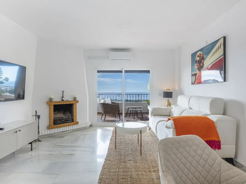 Sea views are the first thing you notice here. Open, wide, uninterrupted views across the Mediterranean from your own south-facing terrace in Sitio de Calahonda, Mijas. This modern, fully refurbished apartment offers 112 m² of built-up area and is set in 