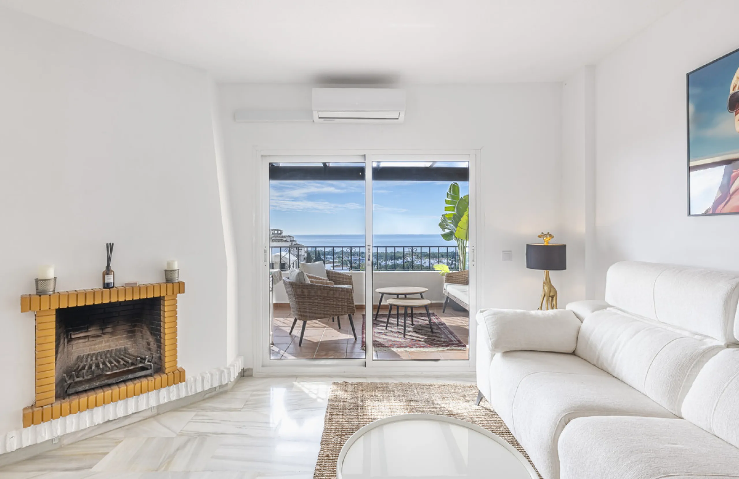Sea views are the first thing you notice here. Open, wide, uninterrupted views across the Mediterranean from your own south-facing terrace in Sitio de Calahonda, Mijas. This modern, fully refurbished apartment offers 112 m² of built-up area and is set in 