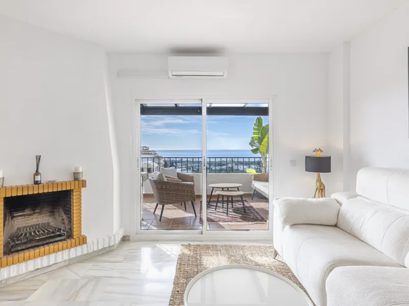Sea views are the first thing you notice here. Open, wide, uninterrupted views across the Mediterranean from your own south-facing terrace in Sitio de Calahonda, Mijas. This modern, fully refurbished apartment offers 112 m² of built-up area and is set in 