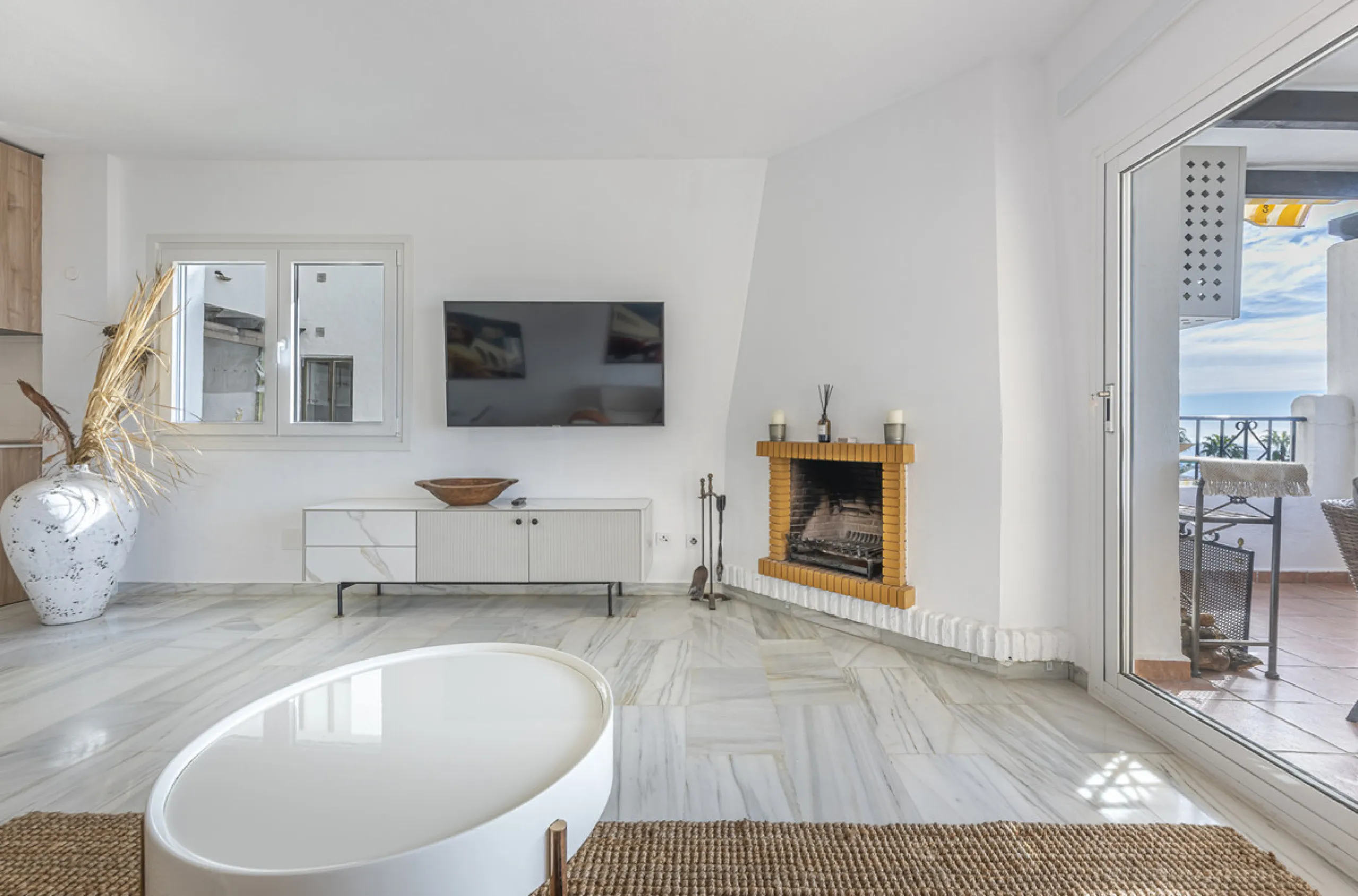 Sea views are the first thing you notice here. Open, wide, uninterrupted views across the Mediterranean from your own south-facing terrace in Sitio de Calahonda, Mijas. This modern, fully refurbished apartment offers 112 m² of built-up area and is set in 