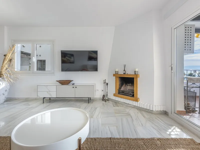 Sea views are the first thing you notice here. Open, wide, uninterrupted views across the Mediterranean from your own south-facing terrace in Sitio de Calahonda, Mijas. This modern, fully refurbished apartment offers 112 m² of built-up area and is set in 