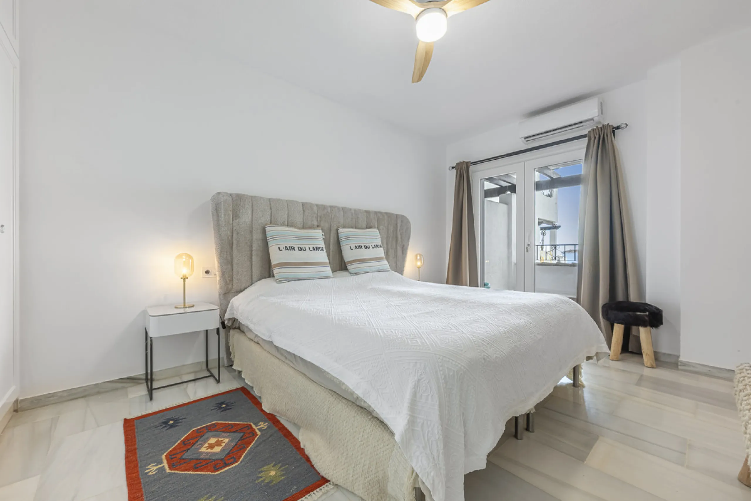 Sea views are the first thing you notice here. Open, wide, uninterrupted views across the Mediterranean from your own south-facing terrace in Sitio de Calahonda, Mijas. This modern, fully refurbished apartment offers 112 m² of built-up area and is set in 