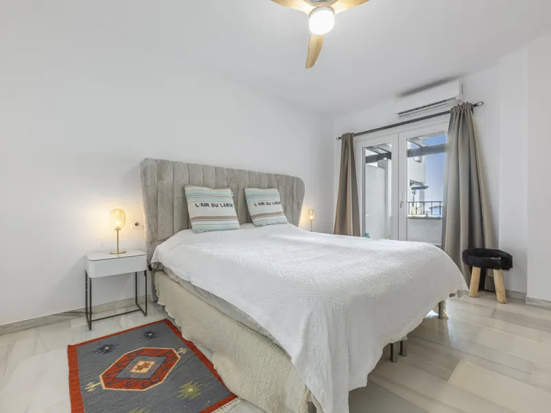 Sea views are the first thing you notice here. Open, wide, uninterrupted views across the Mediterranean from your own south-facing terrace in Sitio de Calahonda, Mijas. This modern, fully refurbished apartment offers 112 m² of built-up area and is set in 