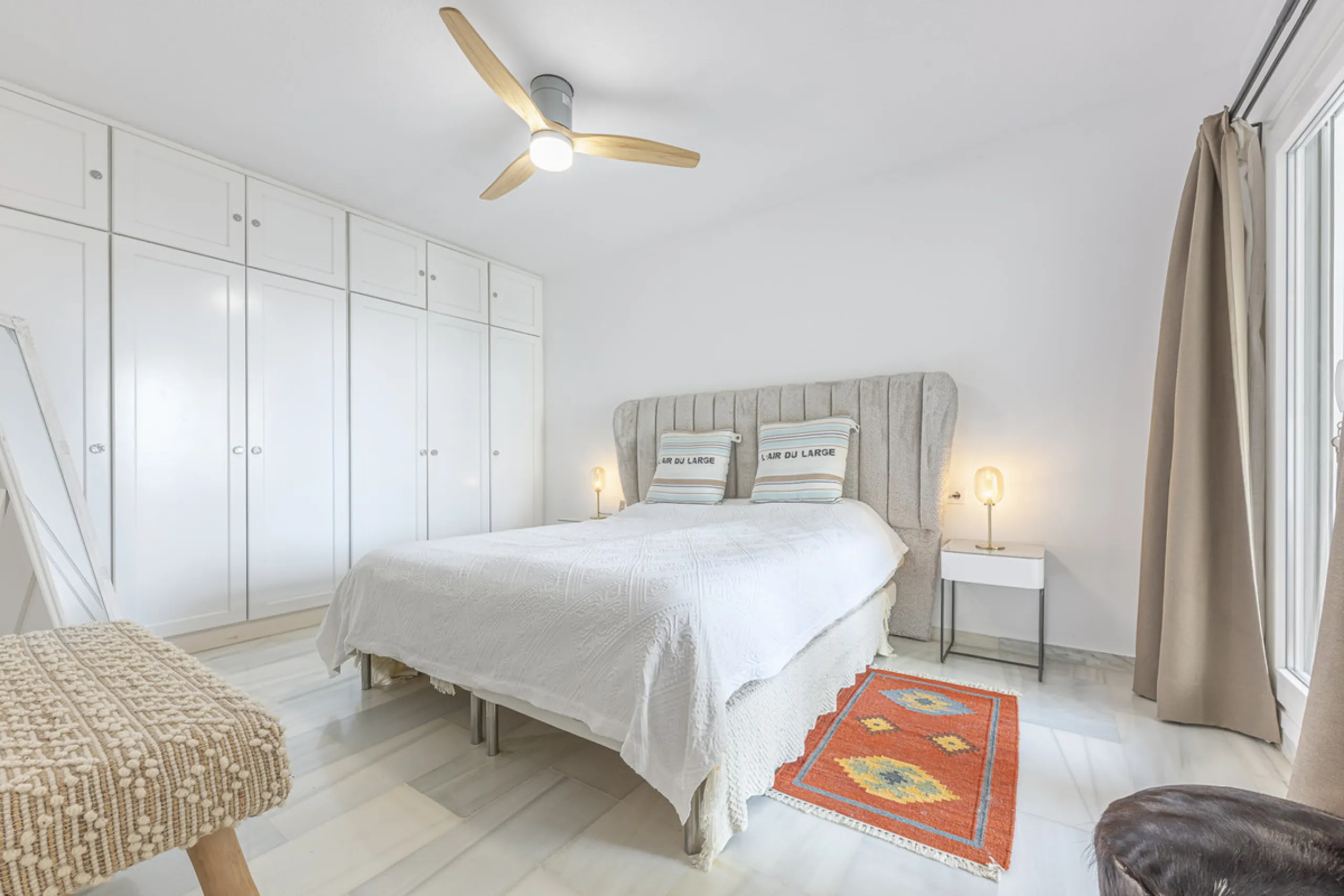 Sea views are the first thing you notice here. Open, wide, uninterrupted views across the Mediterranean from your own south-facing terrace in Sitio de Calahonda, Mijas. This modern, fully refurbished apartment offers 112 m² of built-up area and is set in 
