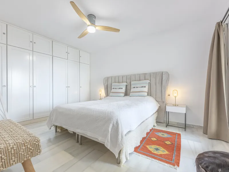 Sea views are the first thing you notice here. Open, wide, uninterrupted views across the Mediterranean from your own south-facing terrace in Sitio de Calahonda, Mijas. This modern, fully refurbished apartment offers 112 m² of built-up area and is set in 