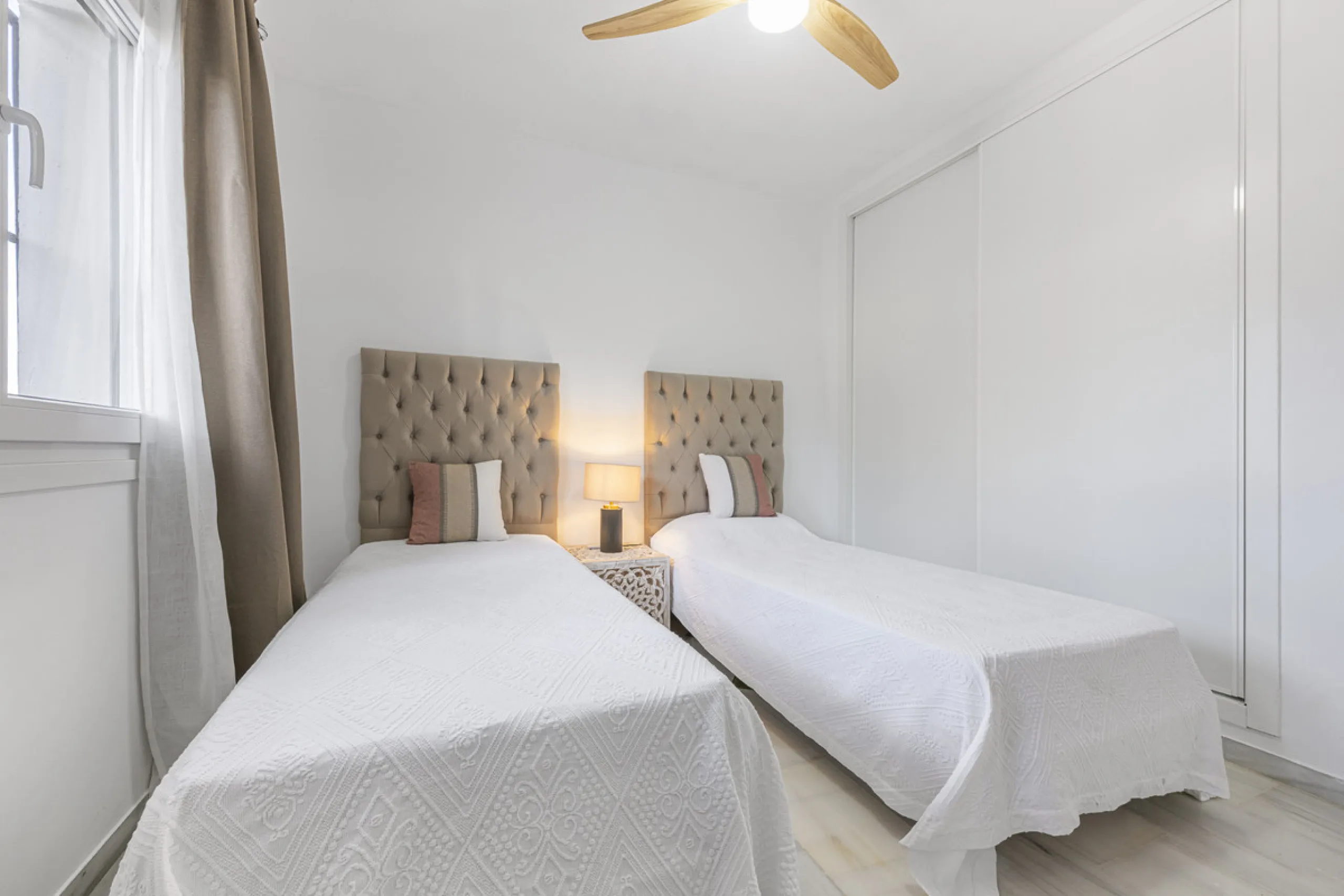 Sea views are the first thing you notice here. Open, wide, uninterrupted views across the Mediterranean from your own south-facing terrace in Sitio de Calahonda, Mijas. This modern, fully refurbished apartment offers 112 m² of built-up area and is set in 