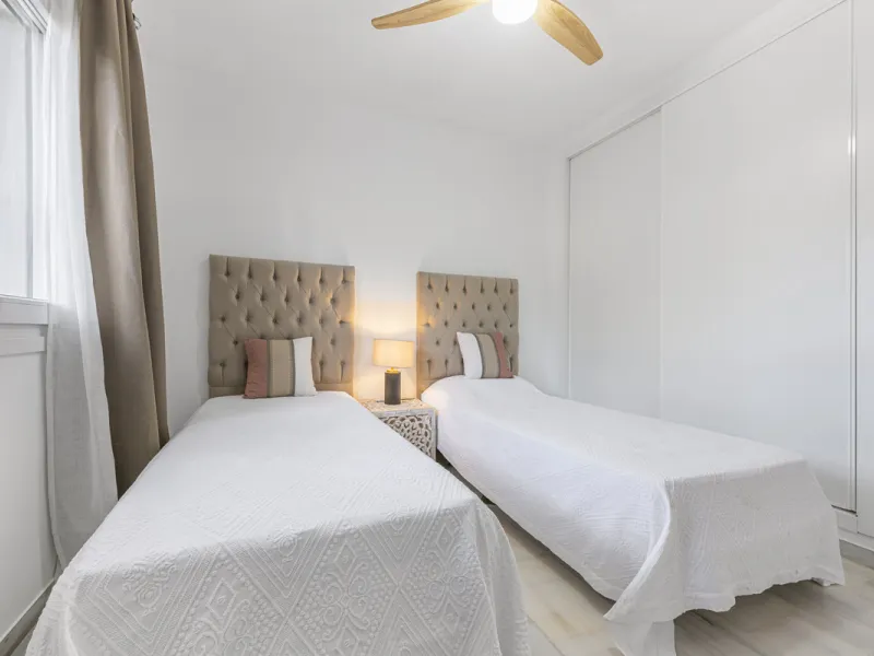 Sea views are the first thing you notice here. Open, wide, uninterrupted views across the Mediterranean from your own south-facing terrace in Sitio de Calahonda, Mijas. This modern, fully refurbished apartment offers 112 m² of built-up area and is set in 