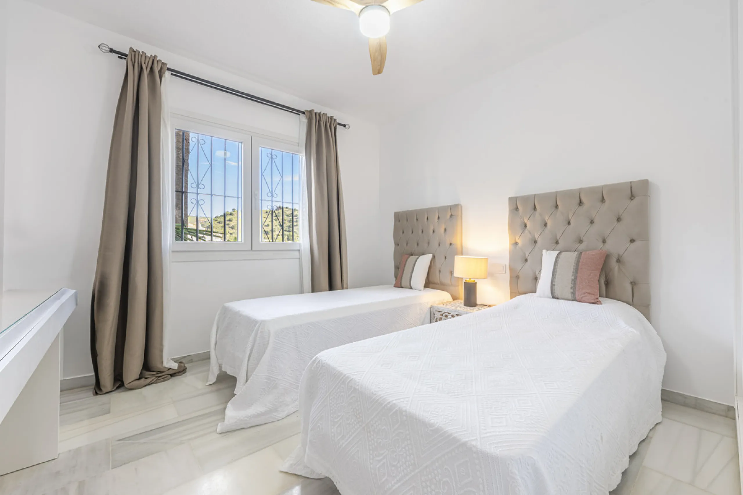 Sea views are the first thing you notice here. Open, wide, uninterrupted views across the Mediterranean from your own south-facing terrace in Sitio de Calahonda, Mijas. This modern, fully refurbished apartment offers 112 m² of built-up area and is set in 