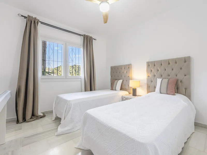 Sea views are the first thing you notice here. Open, wide, uninterrupted views across the Mediterranean from your own south-facing terrace in Sitio de Calahonda, Mijas. This modern, fully refurbished apartment offers 112 m² of built-up area and is set in 