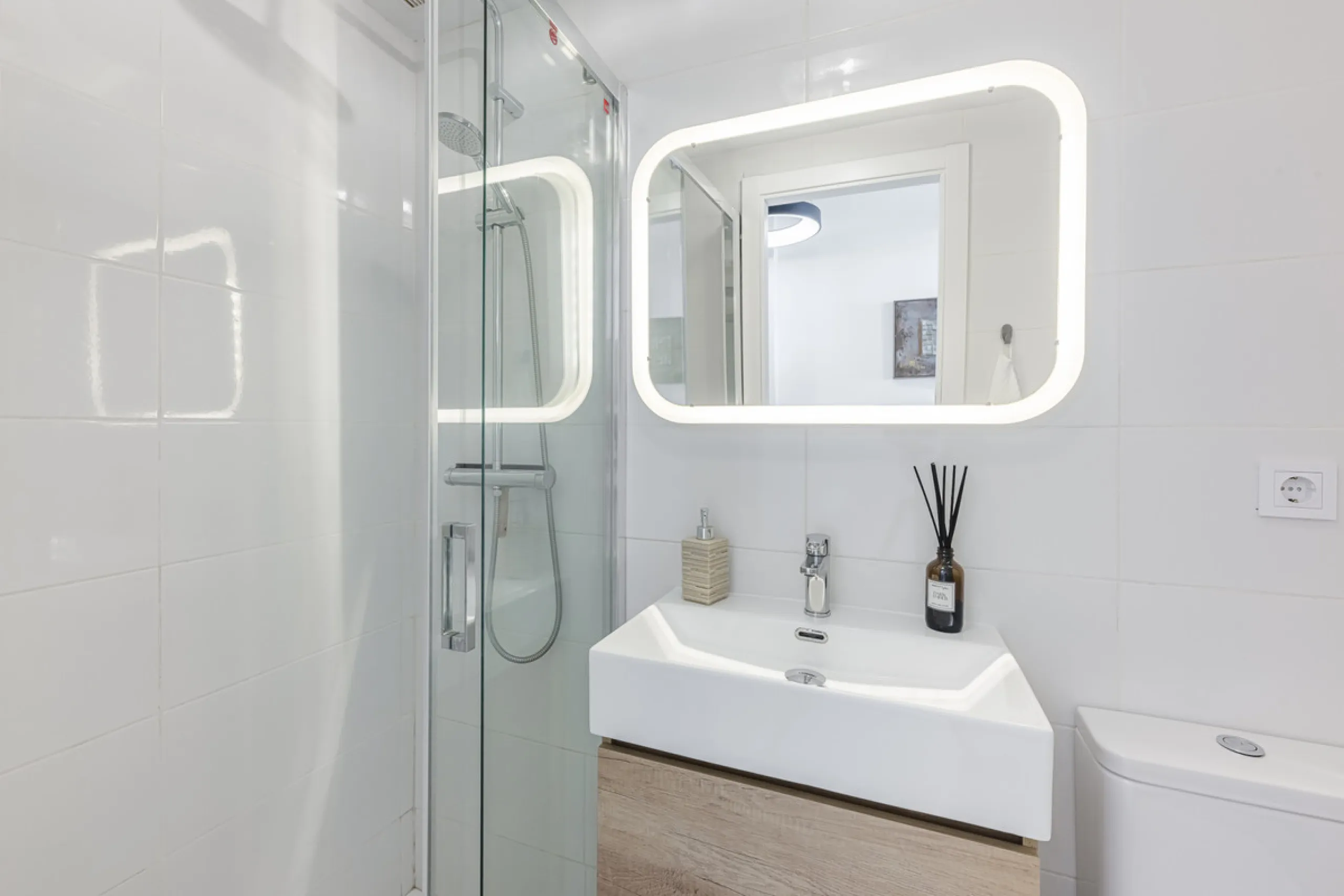 Sea views are the first thing you notice here. Open, wide, uninterrupted views across the Mediterranean from your own south-facing terrace in Sitio de Calahonda, Mijas. This modern, fully refurbished apartment offers 112 m² of built-up area and is set in 