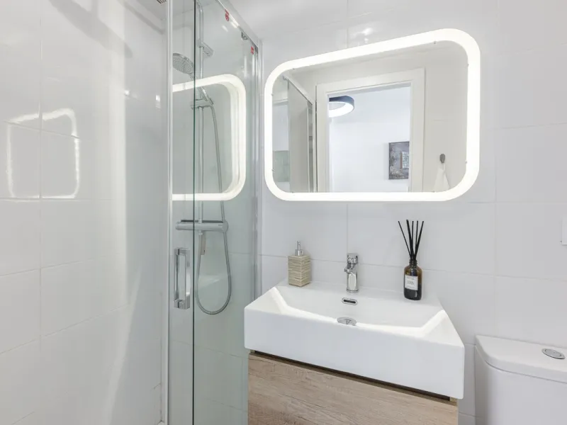 Sea views are the first thing you notice here. Open, wide, uninterrupted views across the Mediterranean from your own south-facing terrace in Sitio de Calahonda, Mijas. This modern, fully refurbished apartment offers 112 m² of built-up area and is set in 