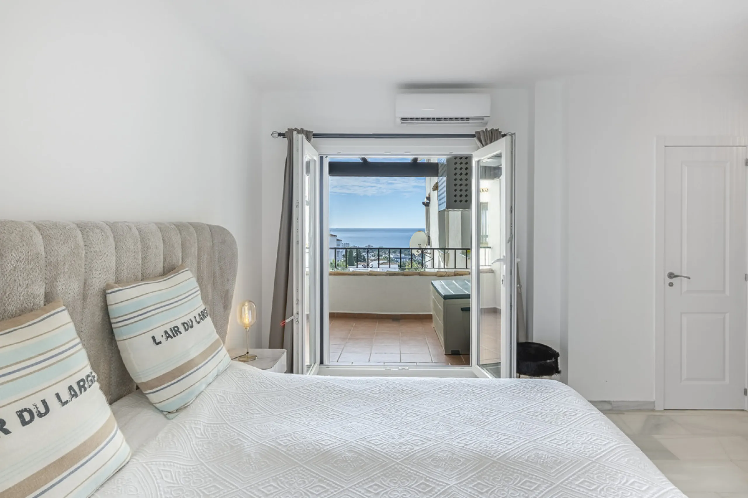 Sea views are the first thing you notice here. Open, wide, uninterrupted views across the Mediterranean from your own south-facing terrace in Sitio de Calahonda, Mijas. This modern, fully refurbished apartment offers 112 m² of built-up area and is set in 