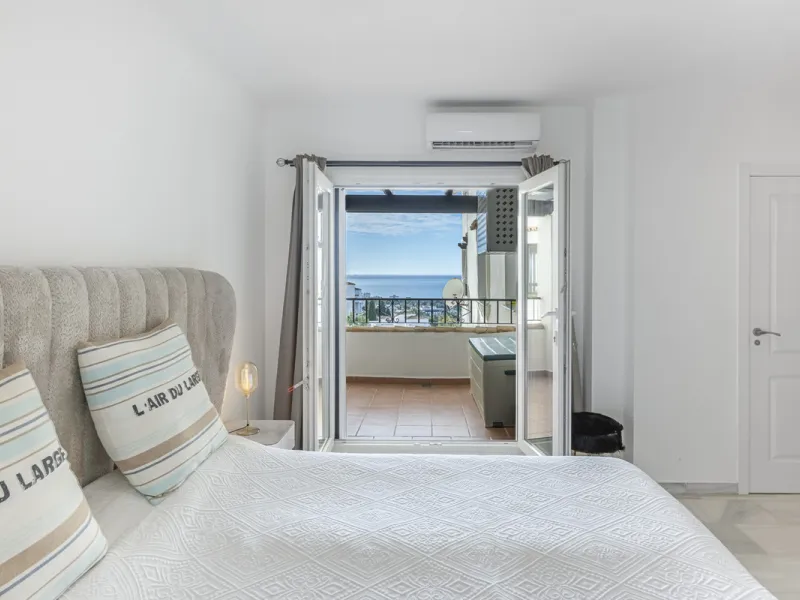 Sea views are the first thing you notice here. Open, wide, uninterrupted views across the Mediterranean from your own south-facing terrace in Sitio de Calahonda, Mijas. This modern, fully refurbished apartment offers 112 m² of built-up area and is set in 