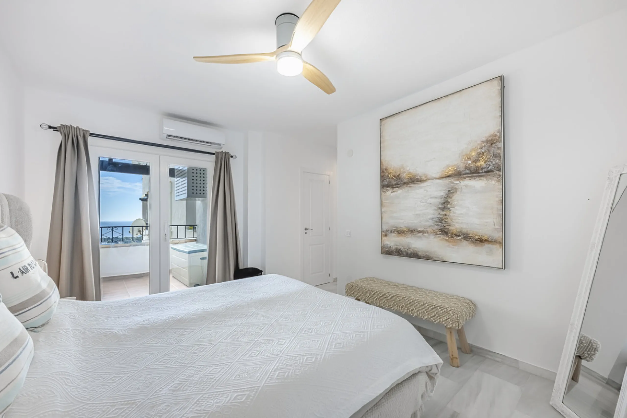 Sea views are the first thing you notice here. Open, wide, uninterrupted views across the Mediterranean from your own south-facing terrace in Sitio de Calahonda, Mijas. This modern, fully refurbished apartment offers 112 m² of built-up area and is set in 