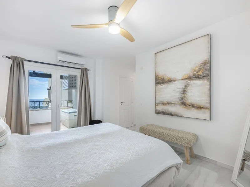 Sea views are the first thing you notice here. Open, wide, uninterrupted views across the Mediterranean from your own south-facing terrace in Sitio de Calahonda, Mijas. This modern, fully refurbished apartment offers 112 m² of built-up area and is set in 