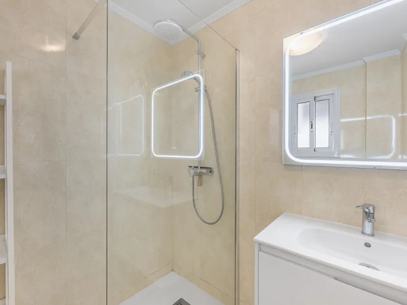 Sea views are the first thing you notice here. Open, wide, uninterrupted views across the Mediterranean from your own south-facing terrace in Sitio de Calahonda, Mijas. This modern, fully refurbished apartment offers 112 m² of built-up area and is set in 