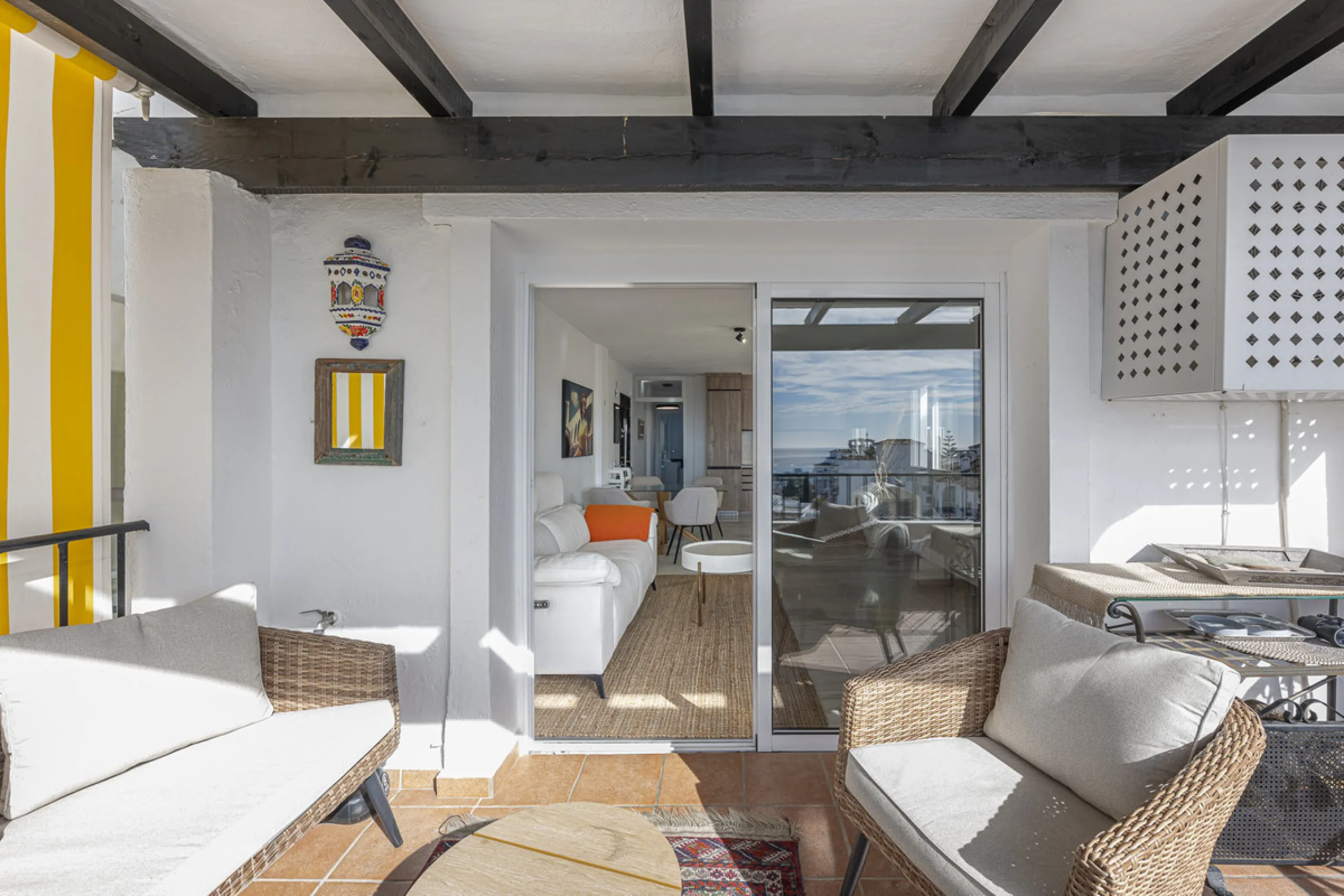 Sea views are the first thing you notice here. Open, wide, uninterrupted views across the Mediterranean from your own south-facing terrace in Sitio de Calahonda, Mijas. This modern, fully refurbished apartment offers 112 m² of built-up area and is set in 