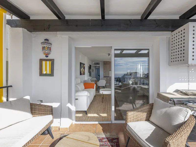 Sea views are the first thing you notice here. Open, wide, uninterrupted views across the Mediterranean from your own south-facing terrace in Sitio de Calahonda, Mijas. This modern, fully refurbished apartment offers 112 m² of built-up area and is set in 