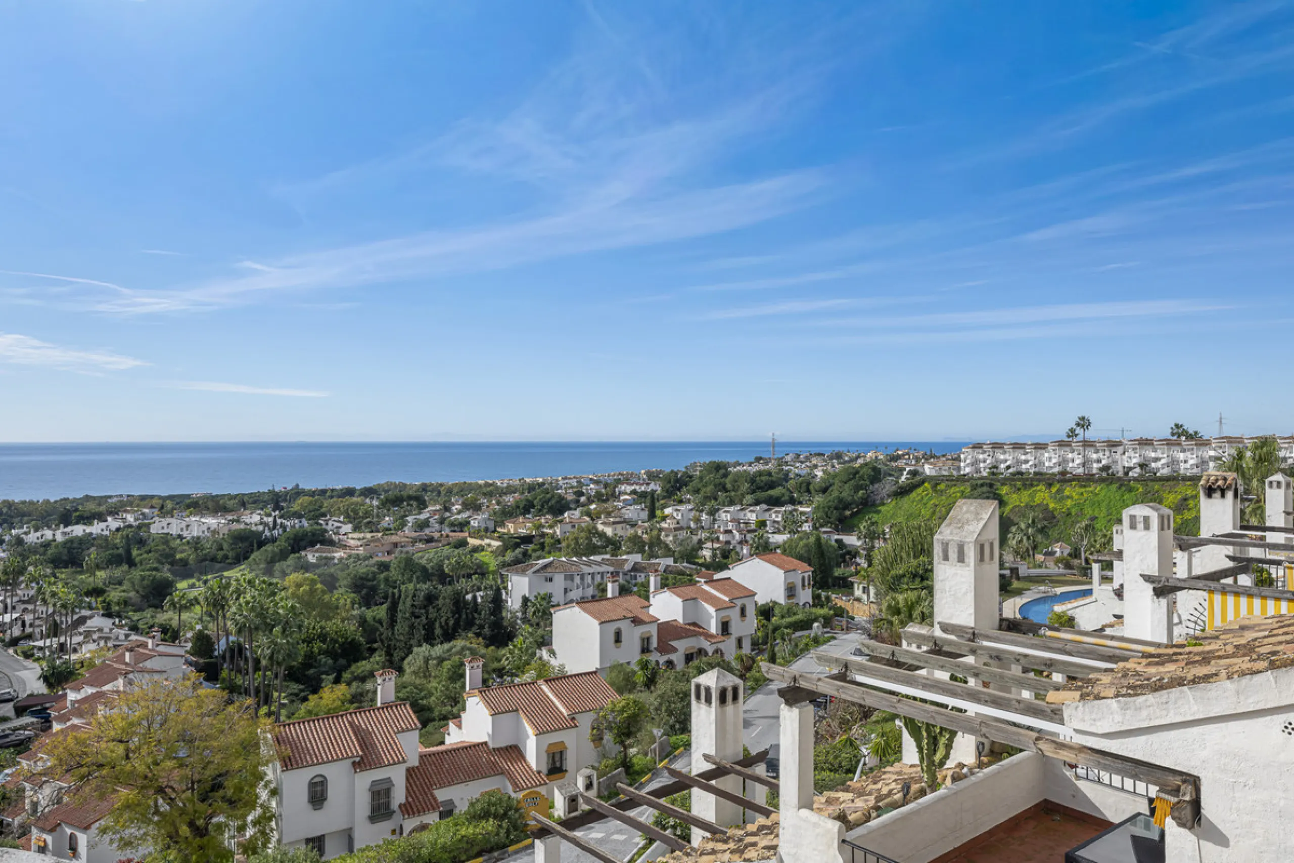 Sea views are the first thing you notice here. Open, wide, uninterrupted views across the Mediterranean from your own south-facing terrace in Sitio de Calahonda, Mijas. This modern, fully refurbished apartment offers 112 m² of built-up area and is set in 