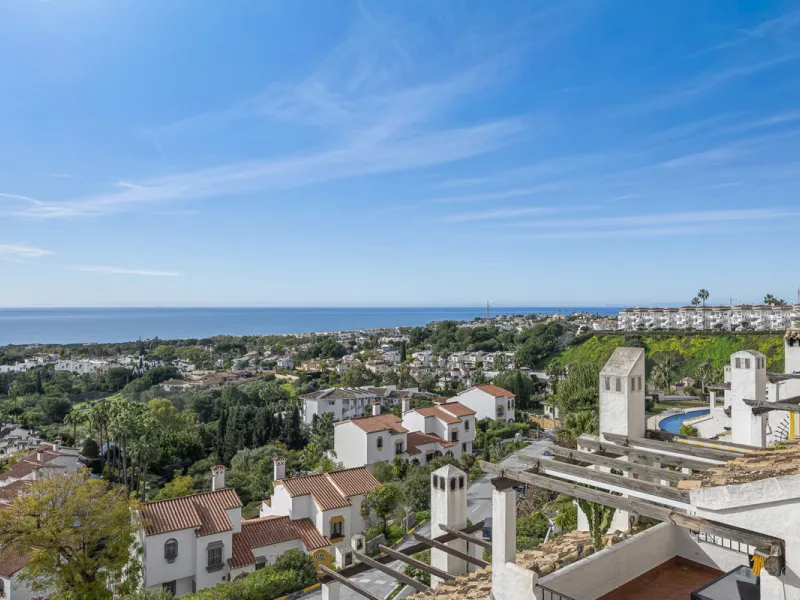 Sea views are the first thing you notice here. Open, wide, uninterrupted views across the Mediterranean from your own south-facing terrace in Sitio de Calahonda, Mijas. This modern, fully refurbished apartment offers 112 m² of built-up area and is set in 