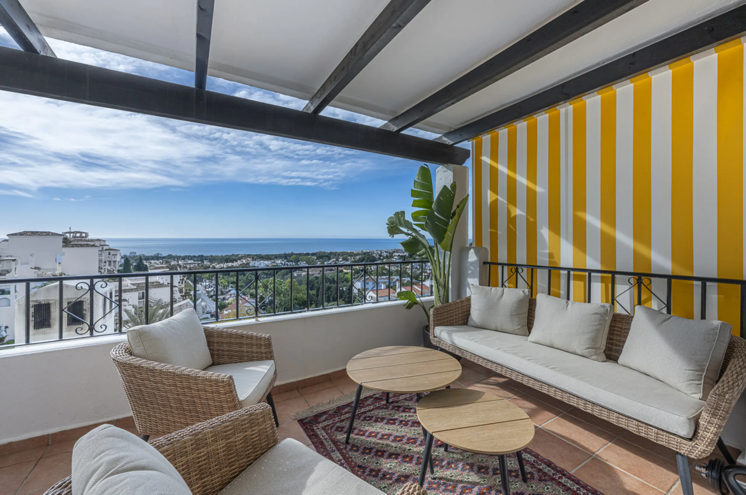 Sea views are the first thing you notice here. Open, wide, uninterrupted views across the Mediterranean from your own south-facing terrace in Sitio de Calahonda, Mijas. This modern, fully refurbished apartment offers 112 m² of built-up area and is set in 