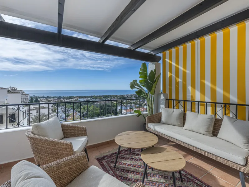 Sea views are the first thing you notice here. Open, wide, uninterrupted views across the Mediterranean from your own south-facing terrace in Sitio de Calahonda, Mijas. This modern, fully refurbished apartment offers 112 m² of built-up area and is set in 