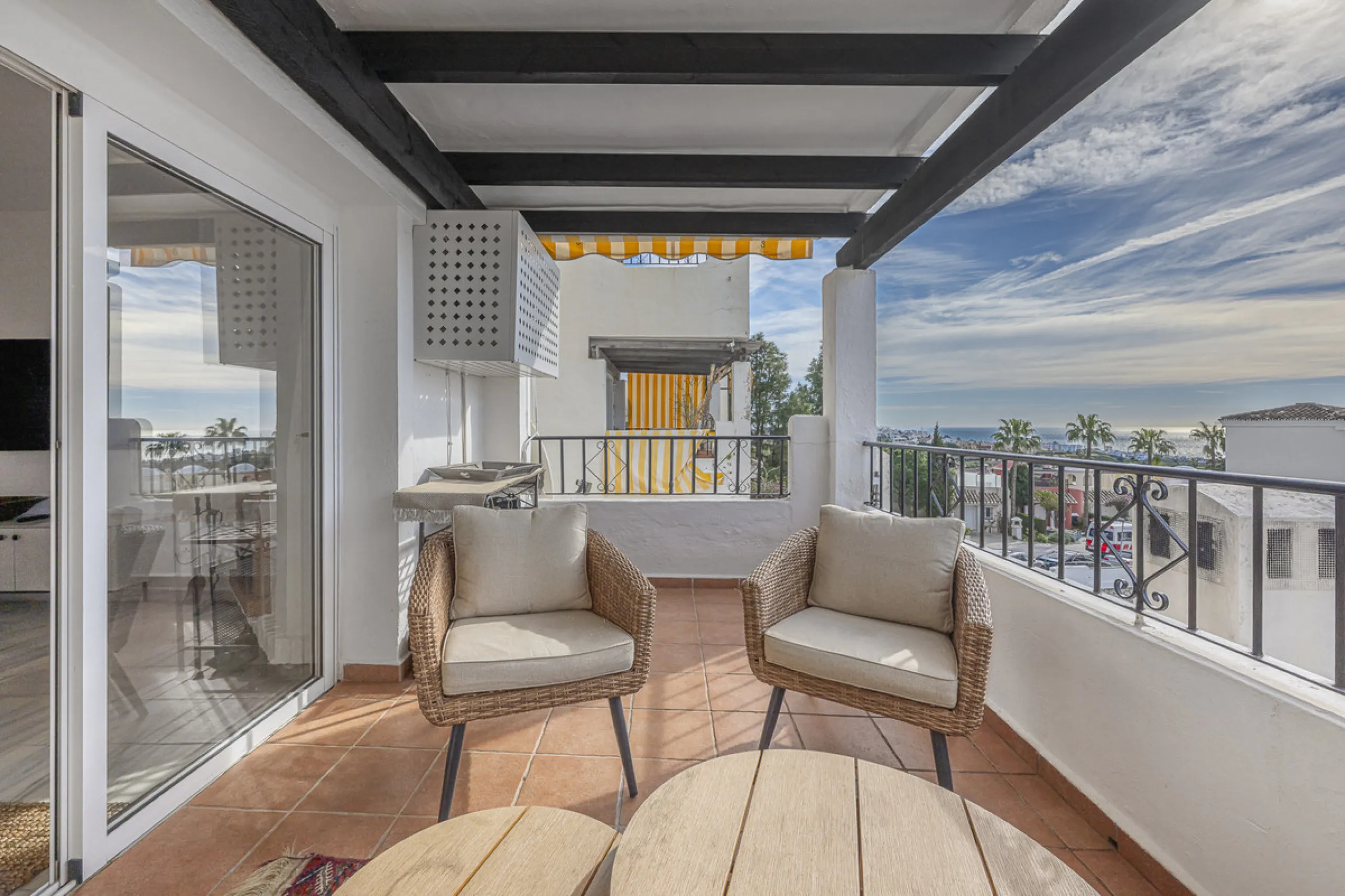 Sea views are the first thing you notice here. Open, wide, uninterrupted views across the Mediterranean from your own south-facing terrace in Sitio de Calahonda, Mijas. This modern, fully refurbished apartment offers 112 m² of built-up area and is set in 