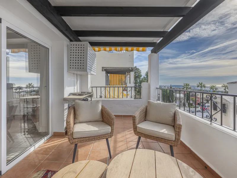 Sea views are the first thing you notice here. Open, wide, uninterrupted views across the Mediterranean from your own south-facing terrace in Sitio de Calahonda, Mijas. This modern, fully refurbished apartment offers 112 m² of built-up area and is set in 