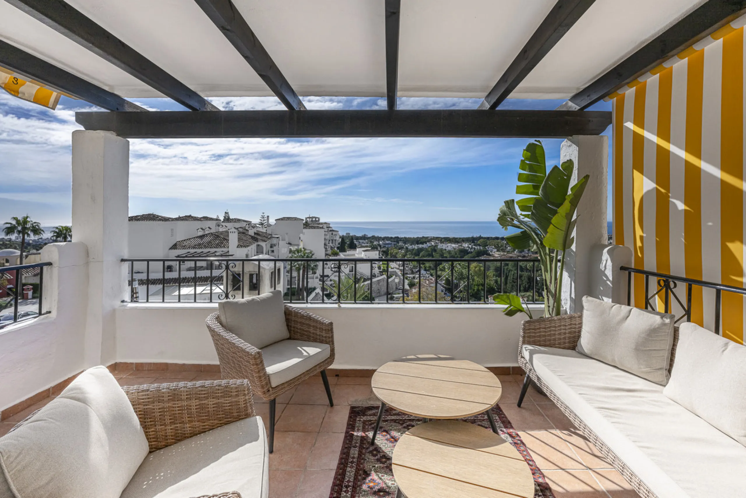 Sea views are the first thing you notice here. Open, wide, uninterrupted views across the Mediterranean from your own south-facing terrace in Sitio de Calahonda, Mijas. This modern, fully refurbished apartment offers 112 m² of built-up area and is set in 