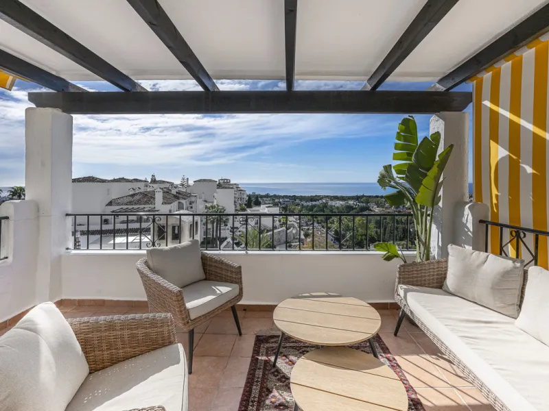 Sea views are the first thing you notice here. Open, wide, uninterrupted views across the Mediterranean from your own south-facing terrace in Sitio de Calahonda, Mijas. This modern, fully refurbished apartment offers 112 m² of built-up area and is set in 