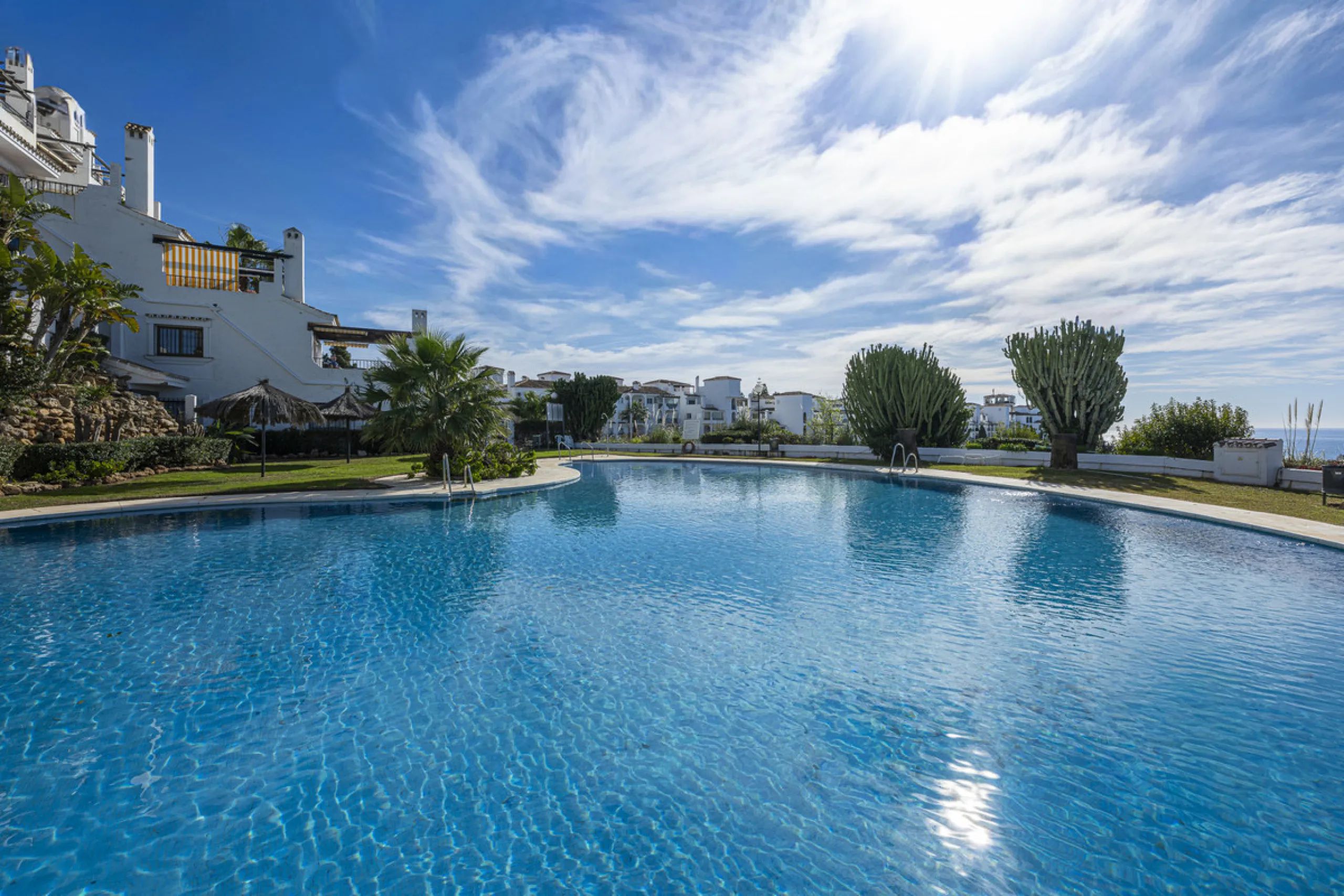 Sea views are the first thing you notice here. Open, wide, uninterrupted views across the Mediterranean from your own south-facing terrace in Sitio de Calahonda, Mijas. This modern, fully refurbished apartment offers 112 m² of built-up area and is set in 