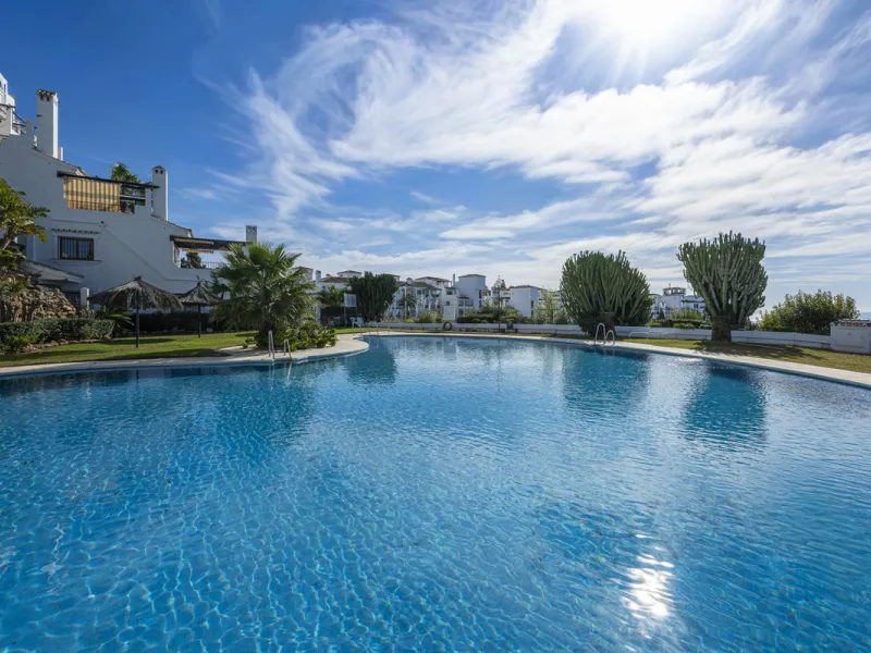 Sea views are the first thing you notice here. Open, wide, uninterrupted views across the Mediterranean from your own south-facing terrace in Sitio de Calahonda, Mijas. This modern, fully refurbished apartment offers 112 m² of built-up area and is set in 