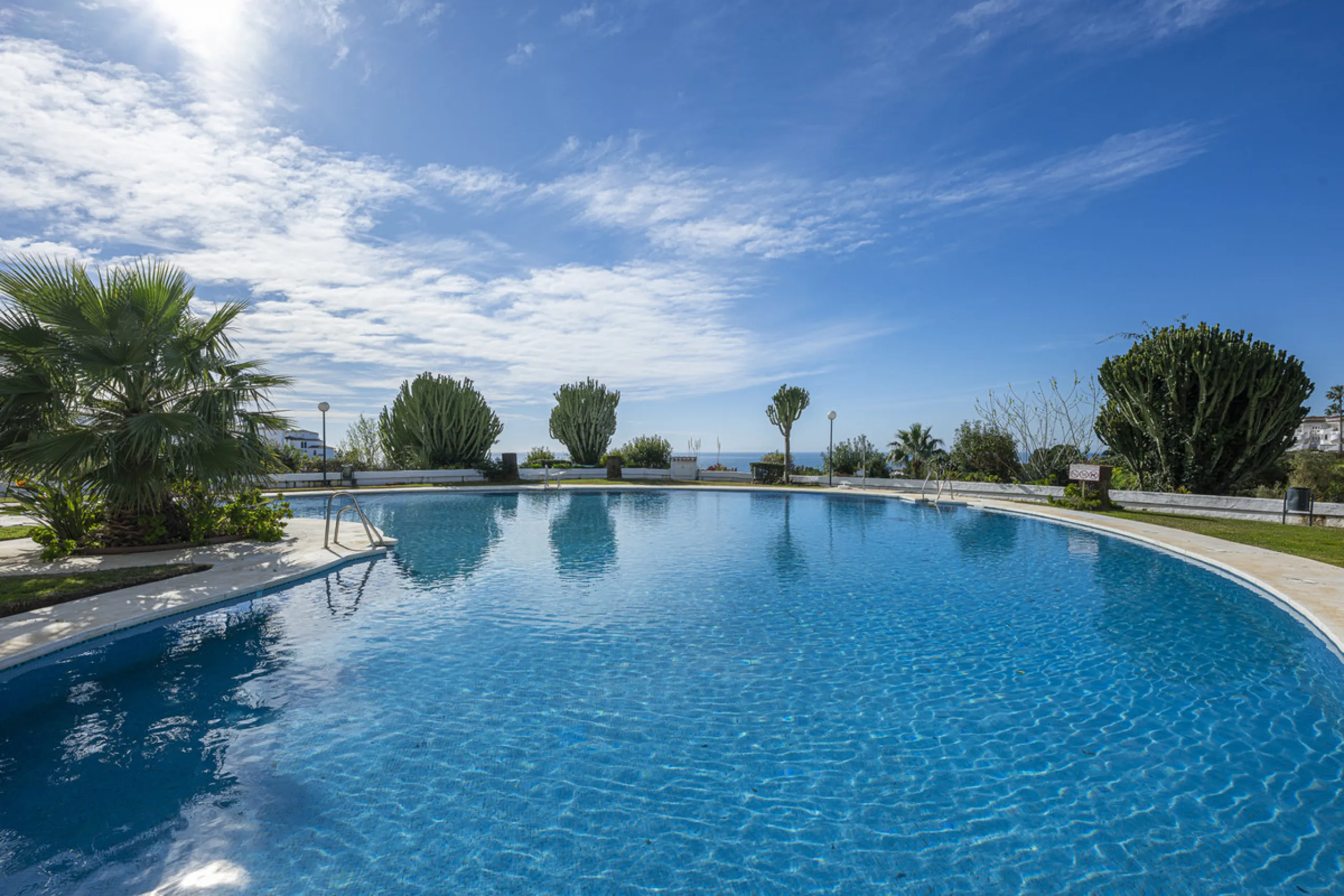 Sea views are the first thing you notice here. Open, wide, uninterrupted views across the Mediterranean from your own south-facing terrace in Sitio de Calahonda, Mijas. This modern, fully refurbished apartment offers 112 m² of built-up area and is set in 