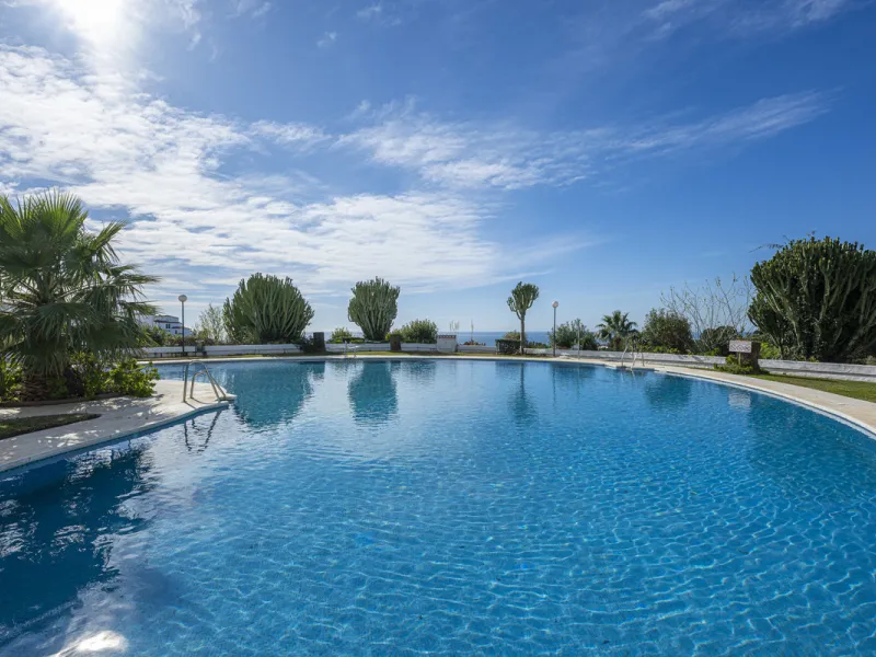 Sea views are the first thing you notice here. Open, wide, uninterrupted views across the Mediterranean from your own south-facing terrace in Sitio de Calahonda, Mijas. This modern, fully refurbished apartment offers 112 m² of built-up area and is set in 