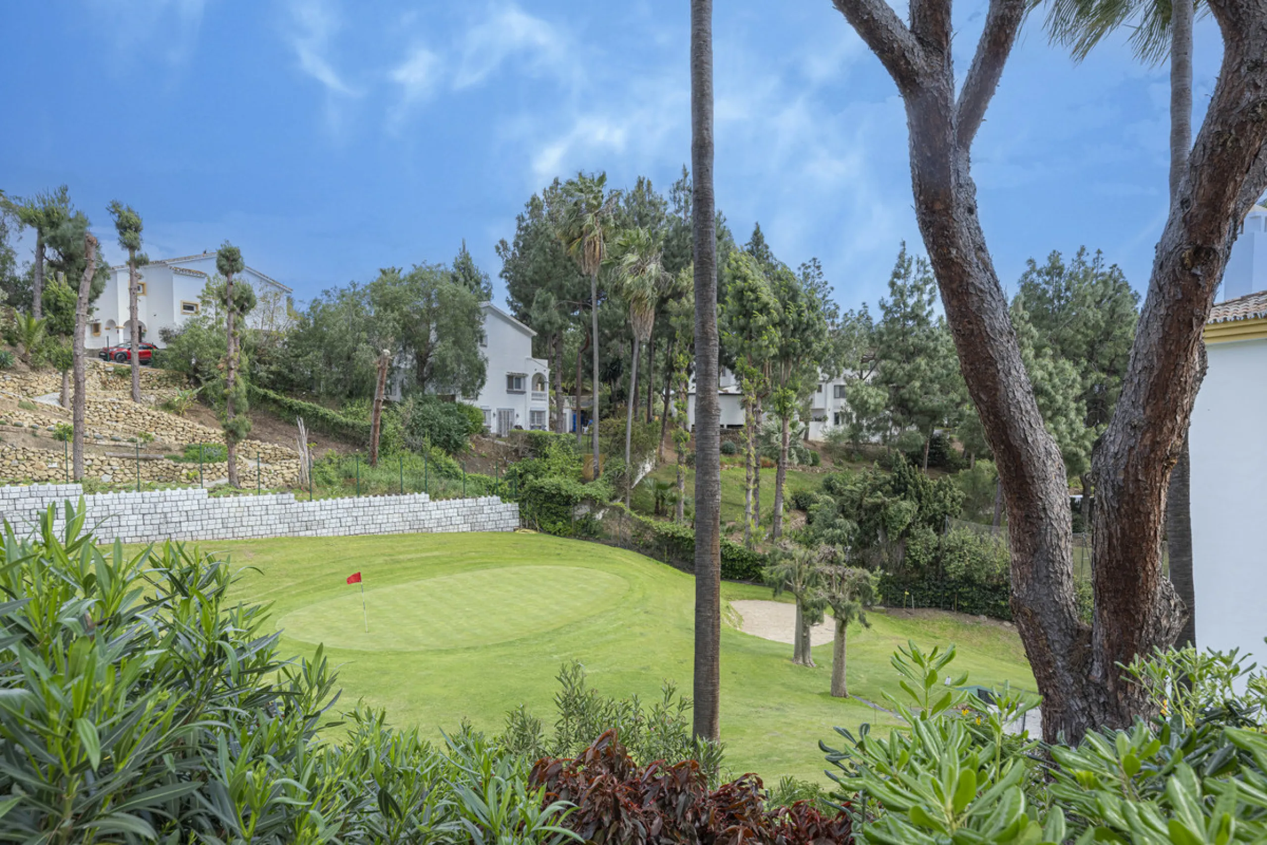 Sea views are the first thing you notice here. Open, wide, uninterrupted views across the Mediterranean from your own south-facing terrace in Sitio de Calahonda, Mijas. This modern, fully refurbished apartment offers 112 m² of built-up area and is set in 