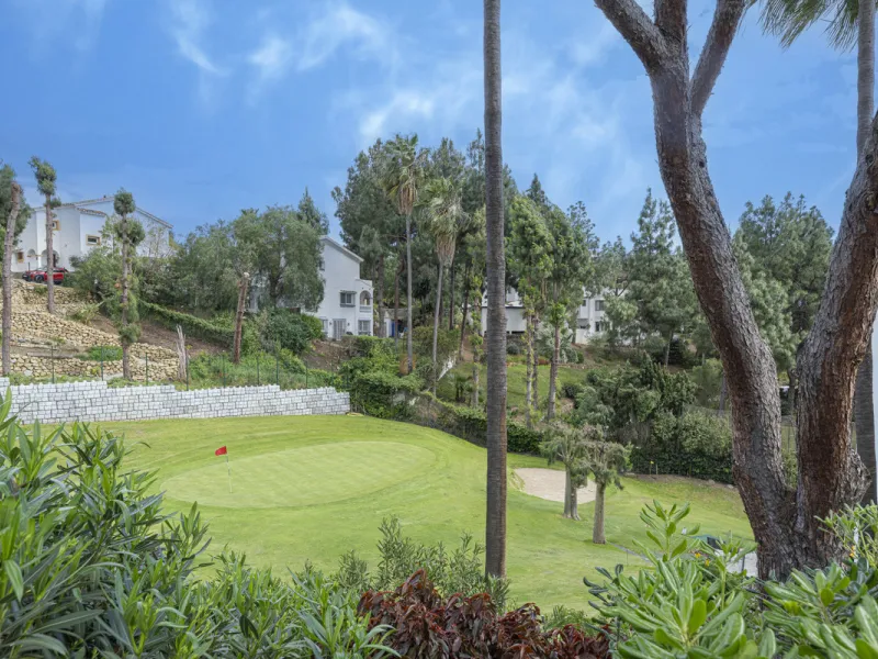 Sea views are the first thing you notice here. Open, wide, uninterrupted views across the Mediterranean from your own south-facing terrace in Sitio de Calahonda, Mijas. This modern, fully refurbished apartment offers 112 m² of built-up area and is set in 
