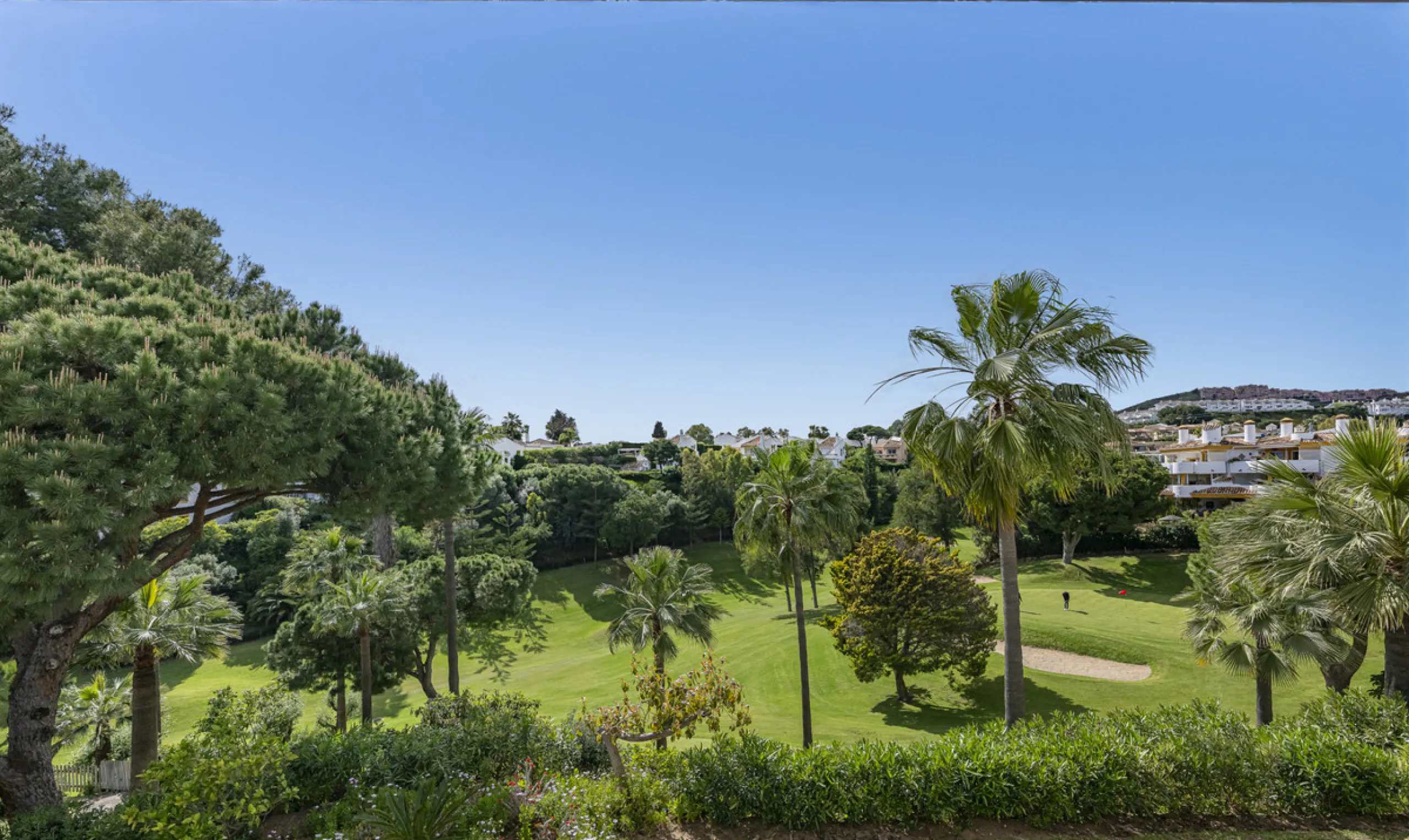 Sea views are the first thing you notice here. Open, wide, uninterrupted views across the Mediterranean from your own south-facing terrace in Sitio de Calahonda, Mijas. This modern, fully refurbished apartment offers 112 m² of built-up area and is set in 