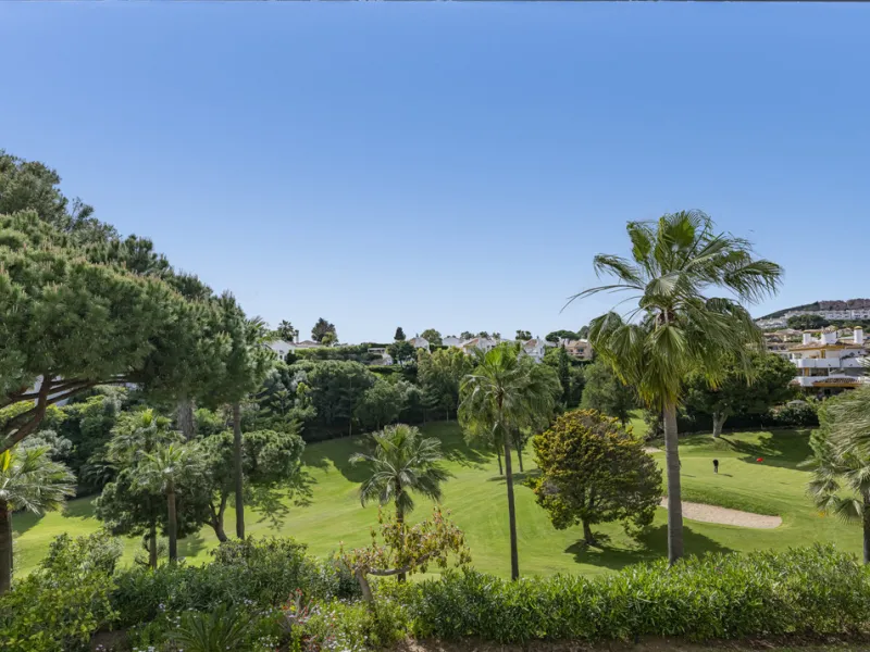 Sea views are the first thing you notice here. Open, wide, uninterrupted views across the Mediterranean from your own south-facing terrace in Sitio de Calahonda, Mijas. This modern, fully refurbished apartment offers 112 m² of built-up area and is set in 