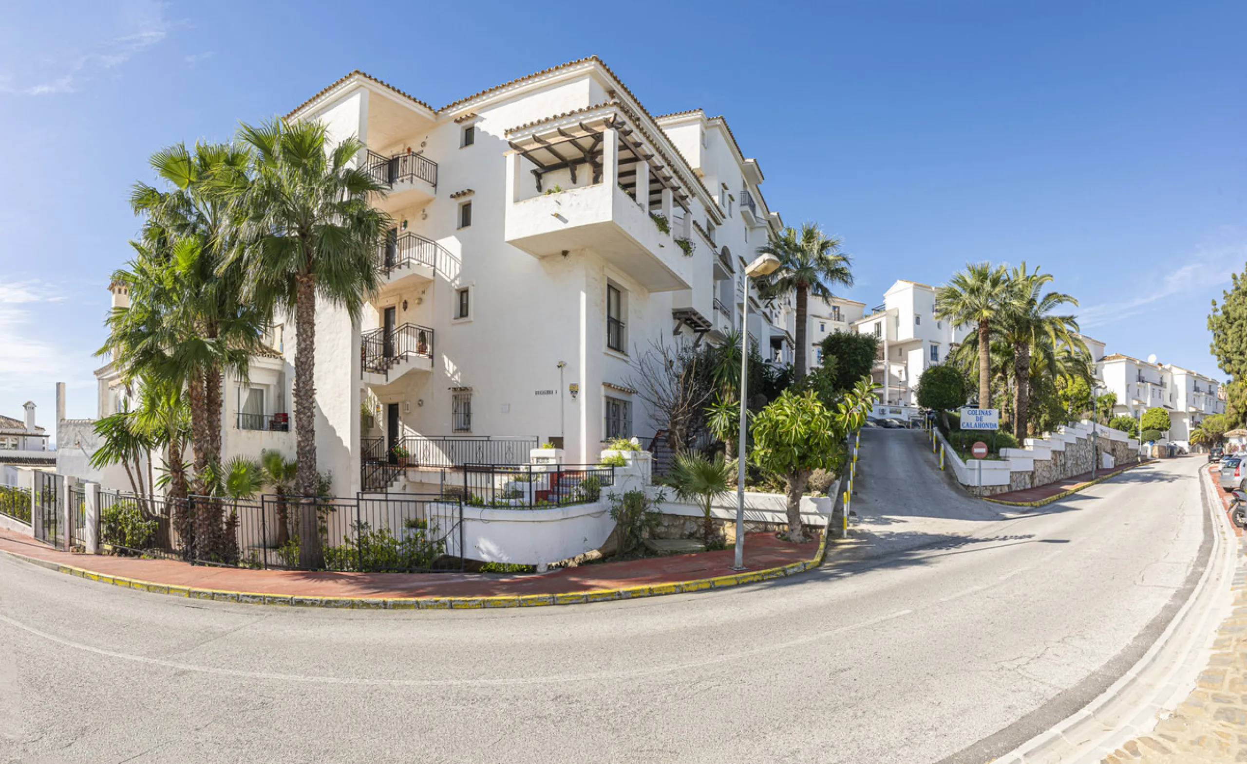 Sea views are the first thing you notice here. Open, wide, uninterrupted views across the Mediterranean from your own south-facing terrace in Sitio de Calahonda, Mijas. This modern, fully refurbished apartment offers 112 m² of built-up area and is set in 