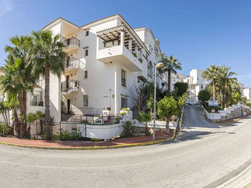 Sea views are the first thing you notice here. Open, wide, uninterrupted views across the Mediterranean from your own south-facing terrace in Sitio de Calahonda, Mijas. This modern, fully refurbished apartment offers 112 m² of built-up area and is set in 