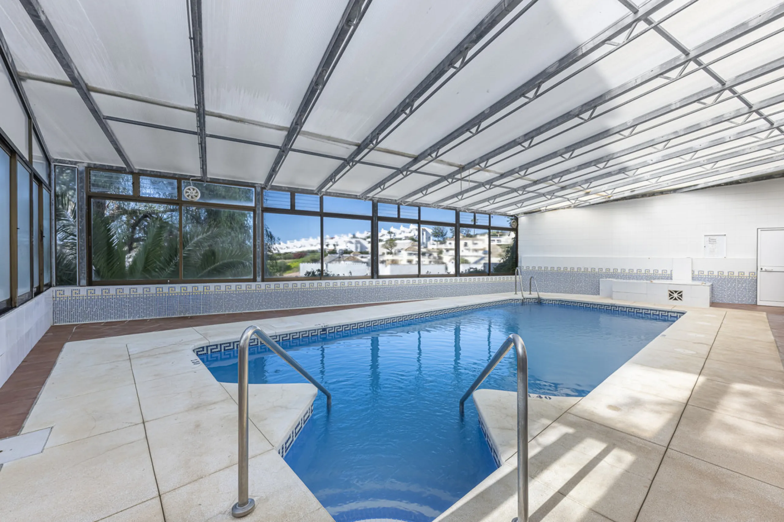 Sea views are the first thing you notice here. Open, wide, uninterrupted views across the Mediterranean from your own south-facing terrace in Sitio de Calahonda, Mijas. This modern, fully refurbished apartment offers 112 m² of built-up area and is set in 